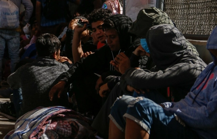 Migrantes venezolanos esperan su turno para ser llevados al Puente Internacional numero a tramitar su petición de asilo. Foto Cuartoscuro  