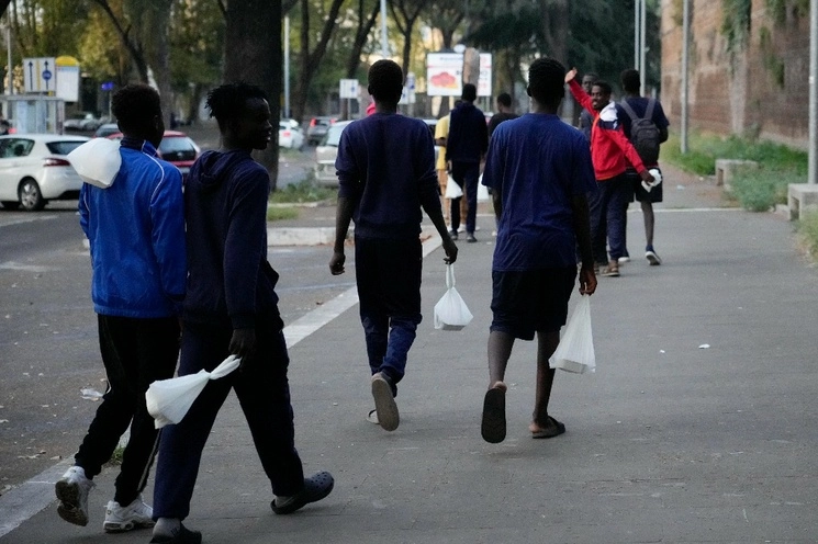El único centro de recepción de migrantes en Lampedusa, Italia, con capacidad para 400 personas fue rebasado con más de 6 mil viajeros indocumentados. Foto Ap / Archivo 
