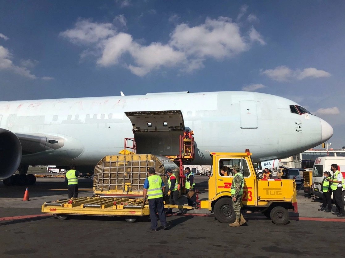 Un lote con 585 mil vacunas de Pfizer-BioNTech arribaron hoy al Aeropuerto Internacional de la Ciudad de México. Foto tomada del Twitter de @SRE_mx