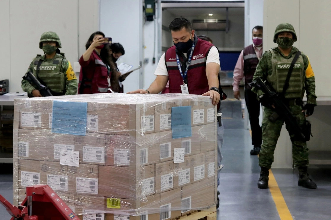 Con el nuevo embarque, México ha dispuesto de 104 millones 269 mil 965 biológicos. Foto Roberto García