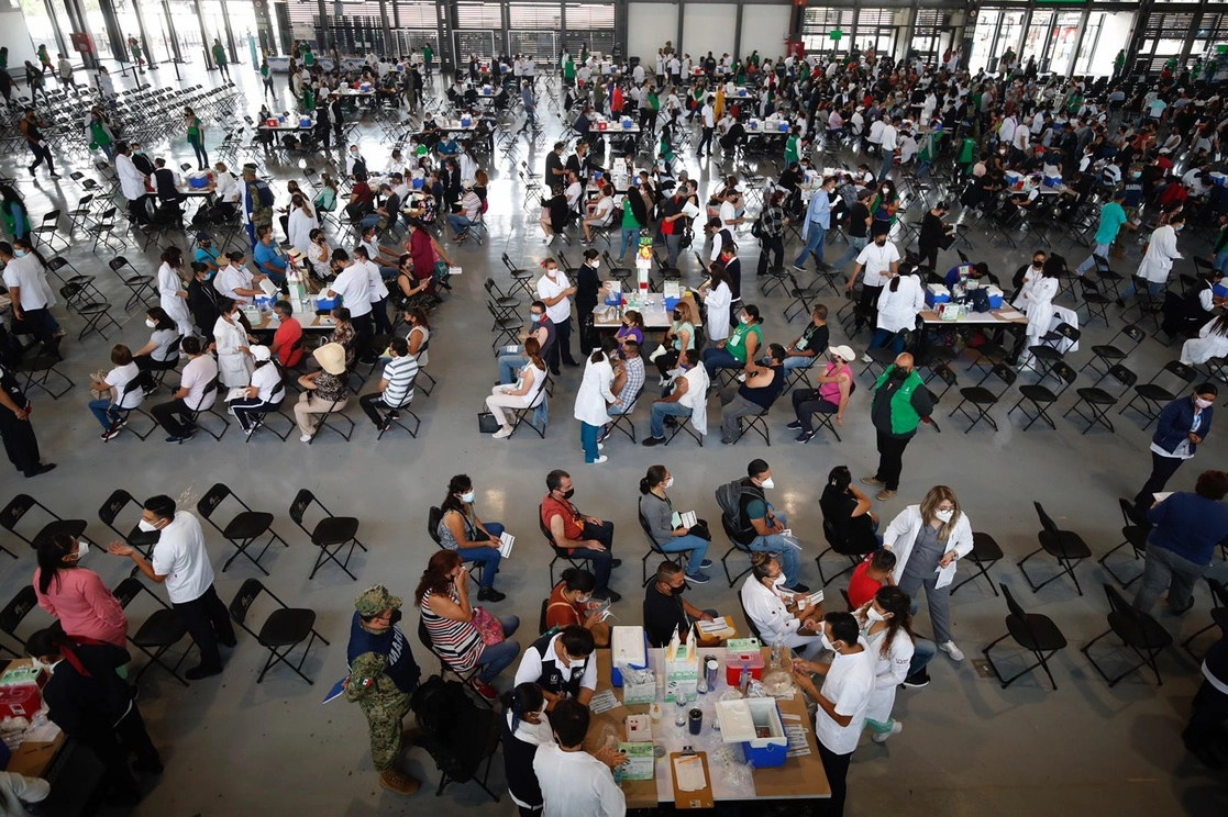Aplicación de la vacuna contra el Covid-19 a adultos de 40 a 49 años en las instalaciones del Centro de Exposiciones y Congresos de la UNAM en Ciudad Universitaria, en la alcaldía de Coyoacán, Ciudad de México, el 1 de junio de 2021. Foto Cristina Rodríguez