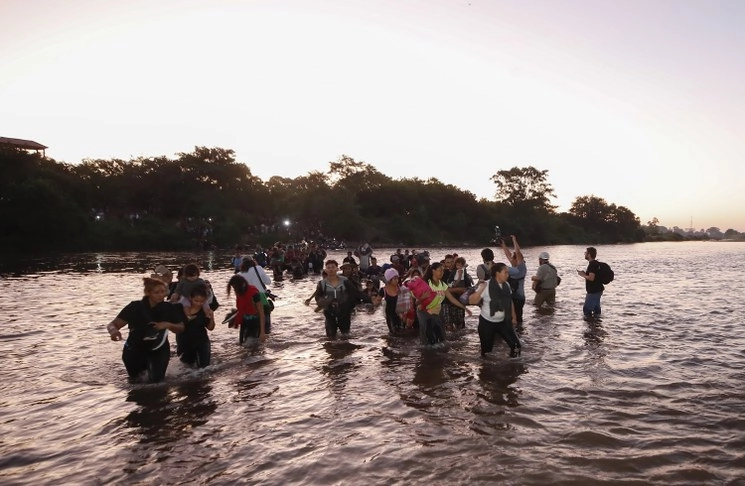 Migrantes latinoamericanos cruzan el río Suchiate, en la frontera sur de México para seguir su camino hacia EU. Foto Víctor Camacho Camacho/Archivo