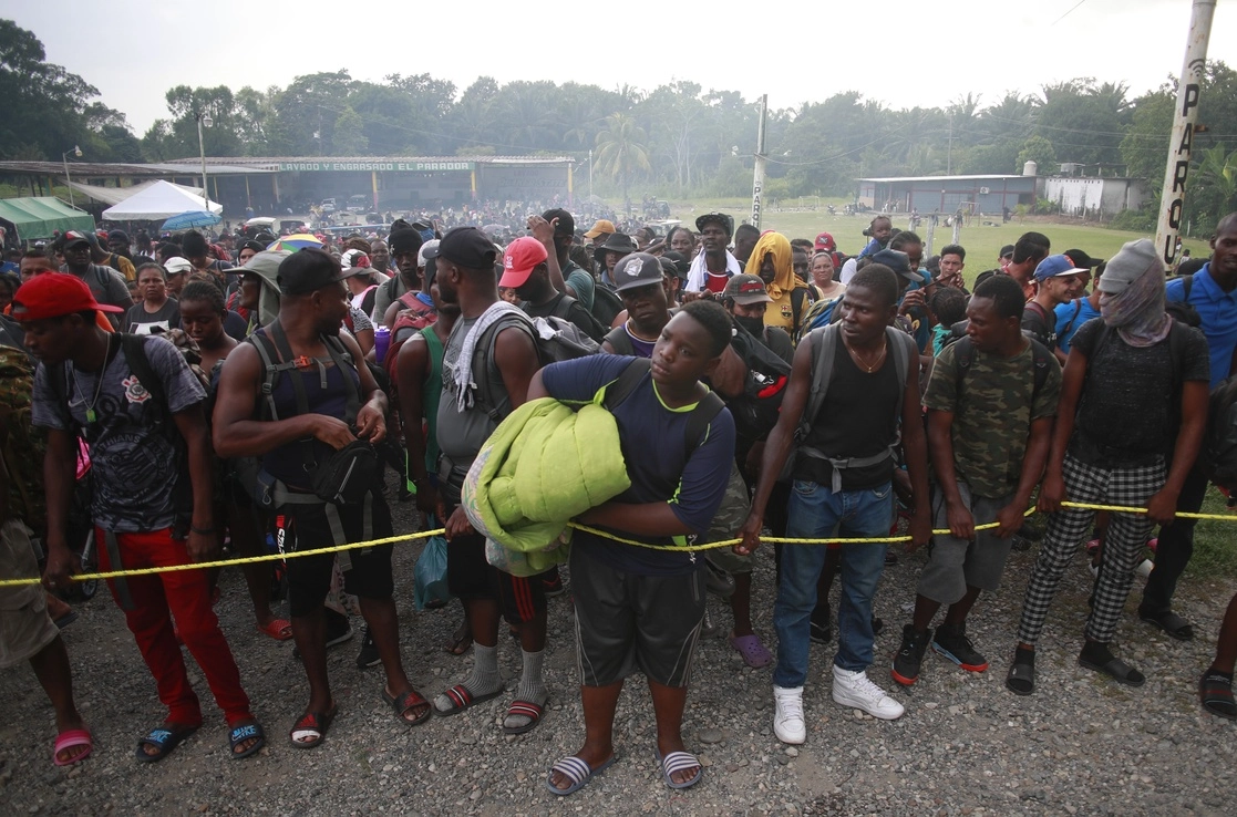 Migrantes haitianos y centroamericanos en su paso por Villa Comatitlán a Escuintla, Chiapas, en caravana el pasado 20 de noviembre. Foto Víctor Camacho