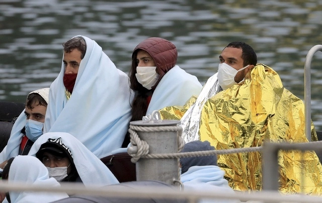 Migrantes en el Canal de la Mancha, en imagen de archivo. Foto Ap