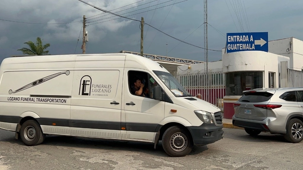 El traslado de los siete cuerpos de los migrantes salvadoreños es realizado por una agencia funeraria. Foto La Jornada