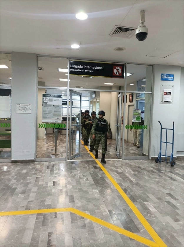 Elementos de la Fuerza Aérea Mexicana arribaron al aeropuerto de Ciudad Obregón para reforzar el operativo de seguridad. Foto Cristina Gómez Lima