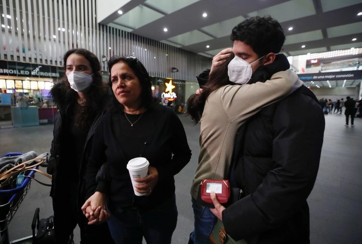 Karen Nayeli Sariñana Rea y su novio Elías Alejandro Albarrán Coria, llegaron esta tarde a la Terminal 2 del Aeropuerto Internacional de la Ciudad de México. Foto Víctor Camacho
