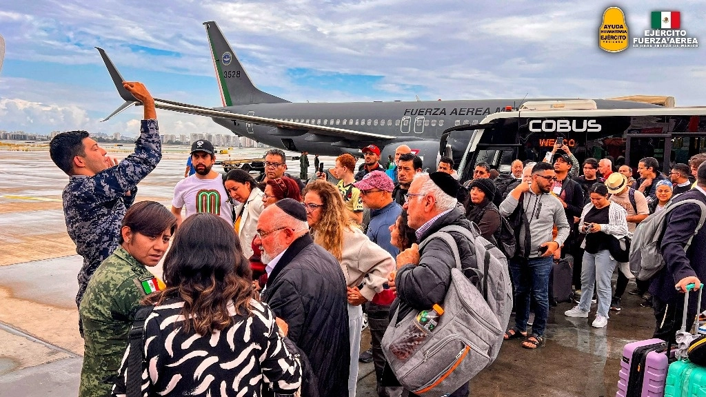 Connacionales mexicanos abordaron dos aviones de la FAM para salir de Israel. Foto Tomada de X @SEDENAmx