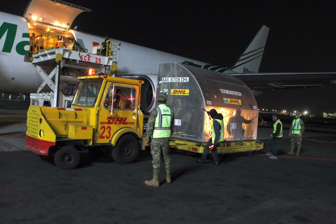 Momento de la descarga del cargamento de dosis de la vacuna contra el Covid-19 de Pfizer en el Aeropuerto Internacional de la Ciudad de México, el 30 de abril de 2021. Foto tomada del Twitter de @SRE_mx
