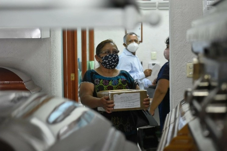 Autoridades de la Secretaría de los Migrantes y Asuntos Internacionales entregan en Guerrero las urnas de paisanos que murieron de Covid-19 en Estados Unidos. Foto Cuartoscuro / Archivo