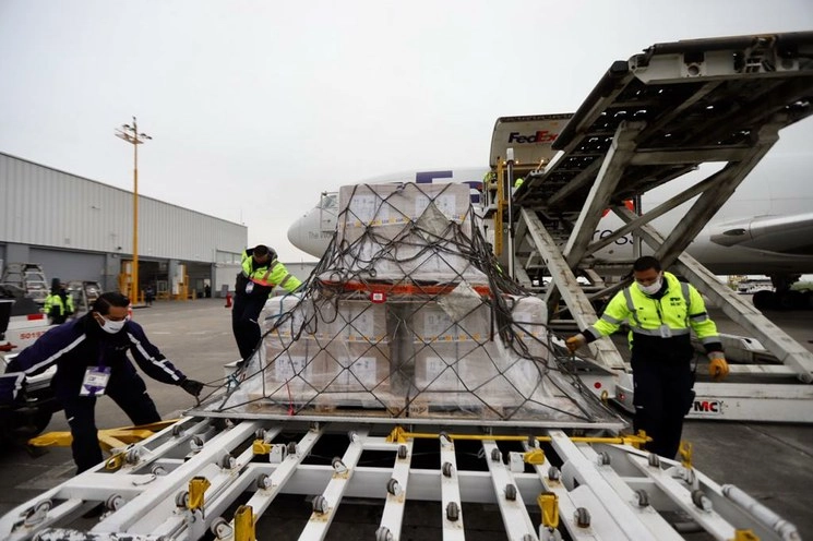 “Esta mañana arribó a Toluca el octavo vuelo desde Nevada, Estados Unidos, con 31 ventiladores que serán destinados al Insabi para la atención en terapia intensiva de pacientes con Covid-19”, dijo el canciller. Foto Twitter @SRE_mx