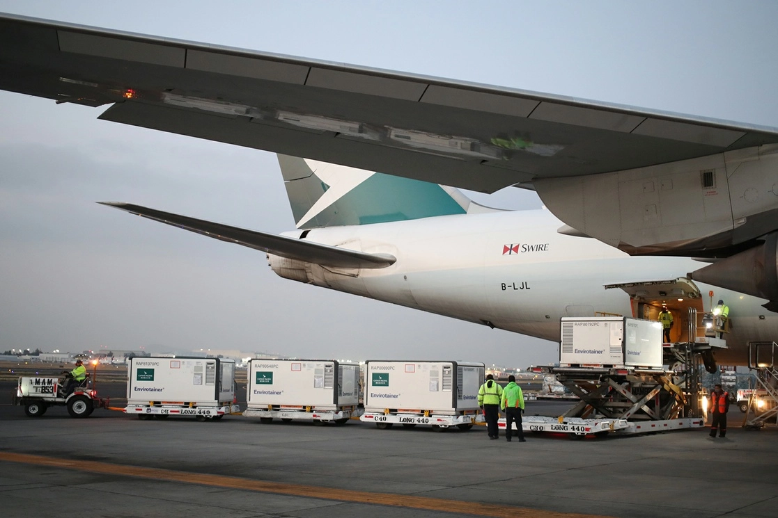 Arribo de embarques con dosis de la vacuna Sinovac contra el Covid-19 en el Aeropuerto Internacional de la Ciudad de México. Foto José Antonio López / Archivo 