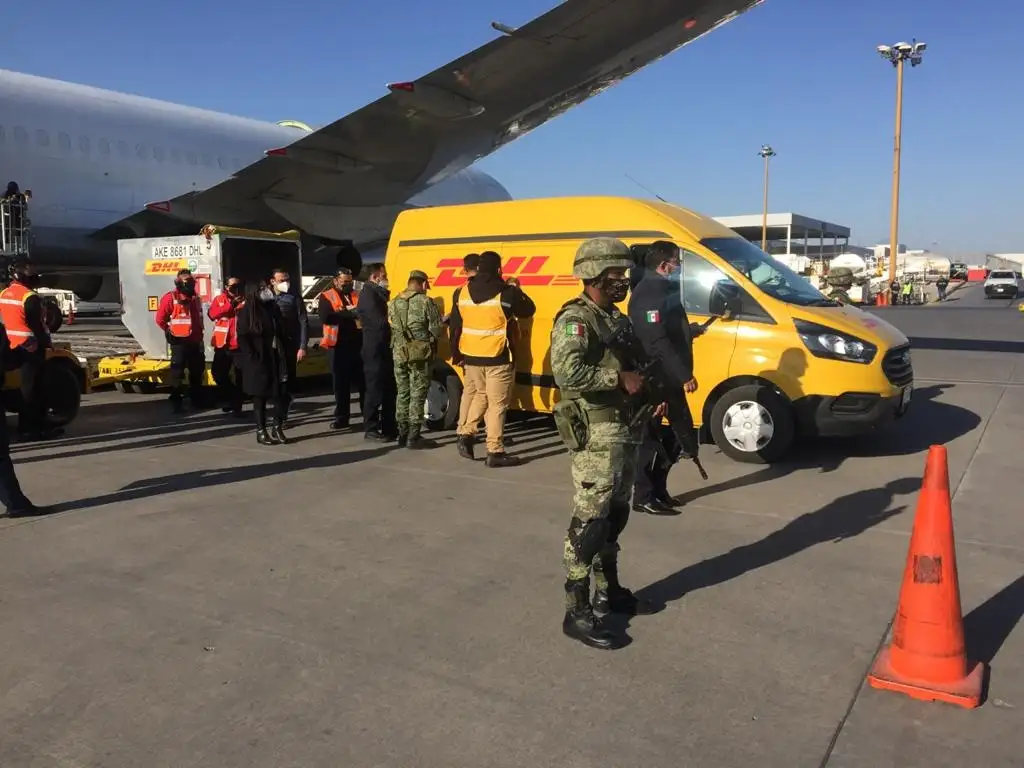 Elementos del ejército resguardan las vacunas contra el Covid-19 llegadas al Aeropuerto Mariano Escobedo. Foto Cortesía de la Séptima Zona Militar