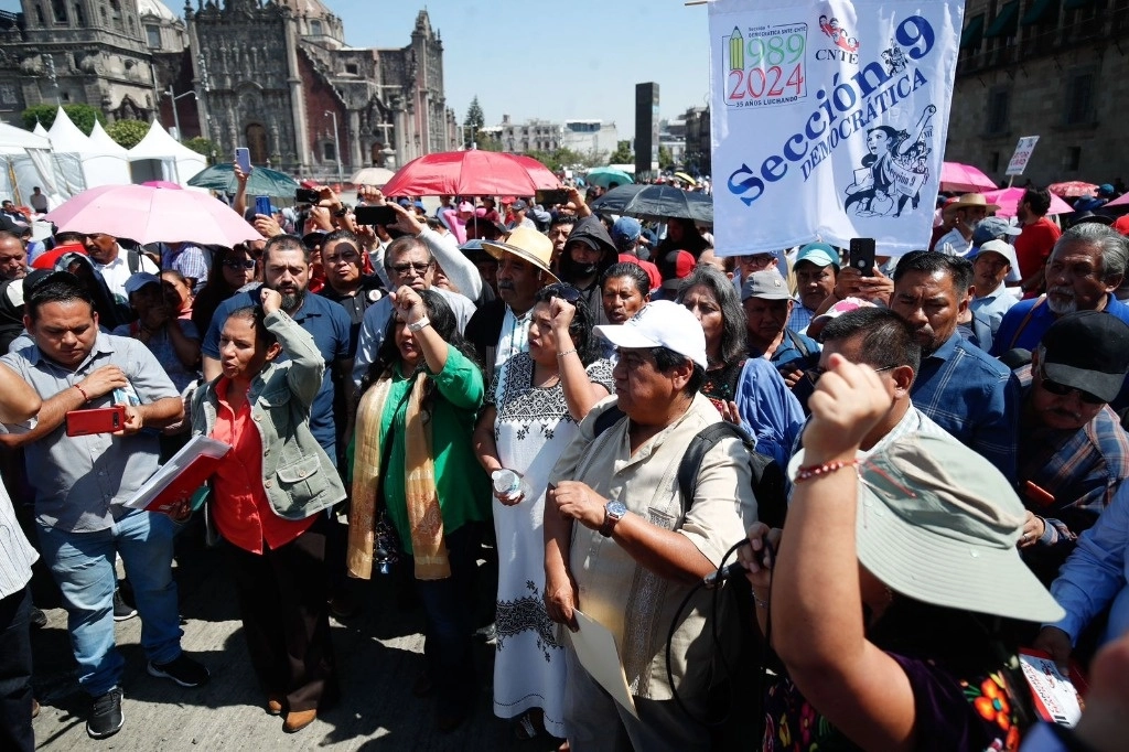 Integrantes de diversas secciones de la CNTE, entre ellas la 9, realizan un mitin frente a Palacio 
Nacional mientras una comisión ingresa a la Mesa de negociación entre el Gobierno Federal y la Coordinadora en demanda de un aumento salarial emergente, cancelación de la UMA y de la USICAMM, en la Ciudad de México, el 1 de abril de 2024. Foto Cristina Rodríguez