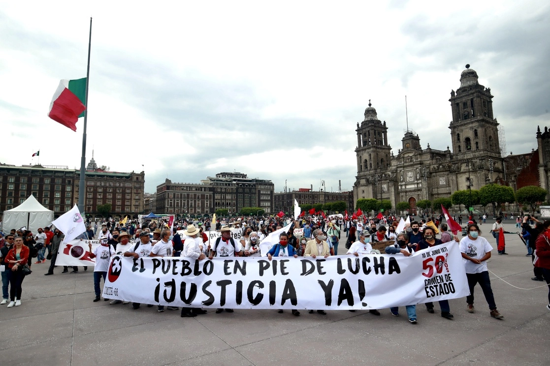 Durante una marcha para recordar los 50 años del 'halconazo'. Foto Luis Castillo / Archivo