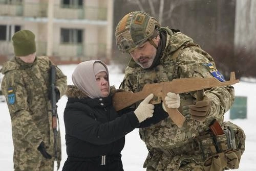 Al menos 2 mil 200 tropas estadunidenses están consideradas para desplazarse a la defensa de Ucrania, de ser necesario, según la Casa Blanca. En la imagen, una mujer de 59 años recibe entrenamiento en el manejo de armas de parte de un militar de Kiev. Foto Ap
