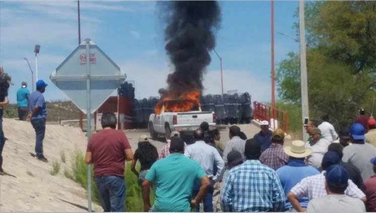 Apenas el 26 de marzo pasado, varias camionetas de Conagua fueron incendias por pobladores que protestaron por el incremento de la extracción de agua de la presa La Boquilla. Foto Cuartoscuro 