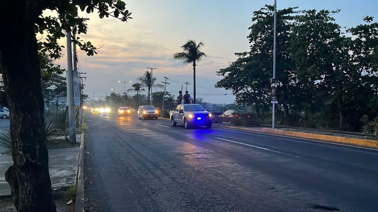 Un dispositivo de seguridad acompañó el cortejo fúnebres de los dos marinos fallecidos en el Buque Escuela Cuauhtémoc de la Semar. Foto 