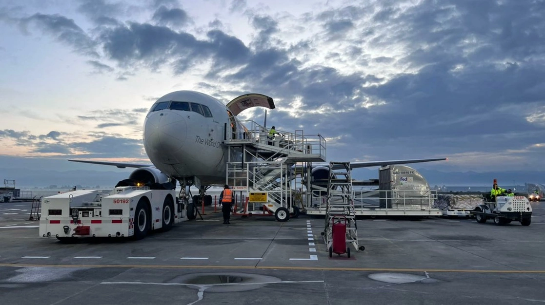 Este jueves llegó al Aeropuerto Internacional de Toluca el cargamento de vacunas anticovid donadas por el gobierno de Canadá destinadas a la inmunización de adolescentes en México. Foto tomada del Twitter de @SRE_mx