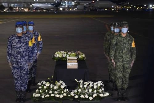 Guardia de honor simbólica con cinco urnas en el aeropuerto capitalino.Foto Cuartoscuro
