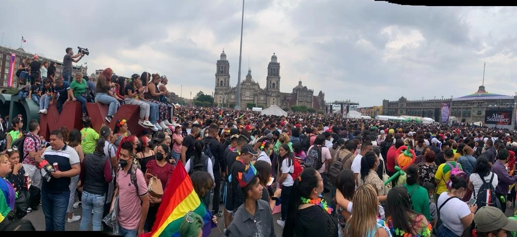 Llegan contingentes de la Marcha del Orgullo LGBT+ al Zócalo capitalino. Foto José Antonio López/ La Jornada