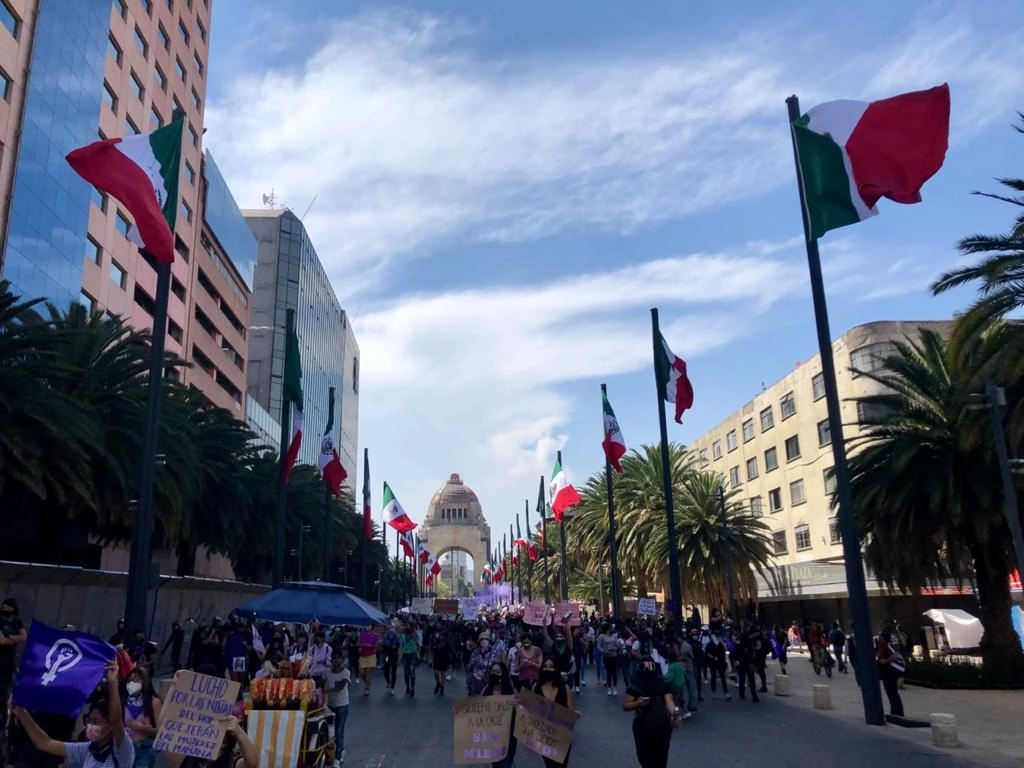 Los colectivos de mujeres partieron del Monumento a la Revolución hacia el Zócalo capitalino. Foto Luis Castillo