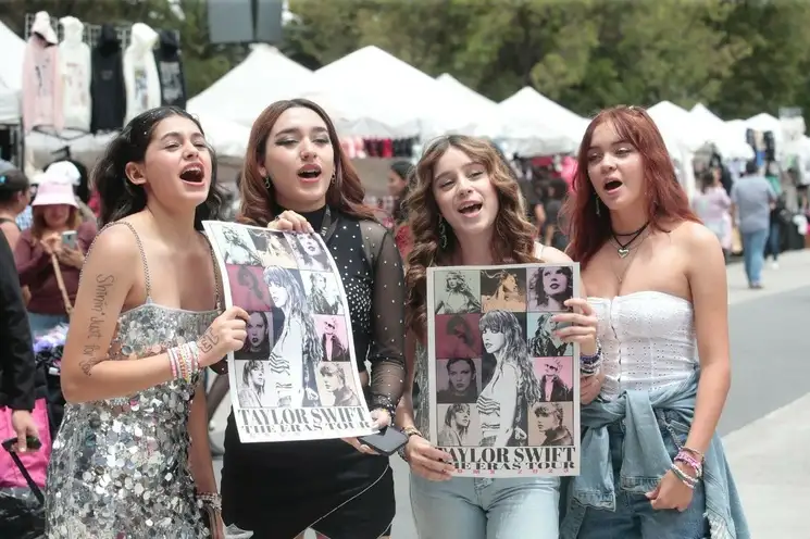 Llegada de fanáticos de Taylor Swift al Foro Sol, donde la cantante estadunidense ofrecerá esta noche el primero de cuatro conciertos, en la Ciudad de México, el 24 de agosto de 2023. Foto Luis Castillo



