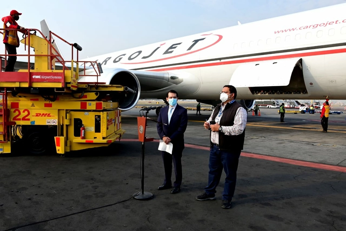 Recepción del segundo embarque de Pfizer en el Aeropuerto Internacional de la Ciudad de México, el 30 de abril de 2021. Foto tomada del Twitter de @SSalud_mx