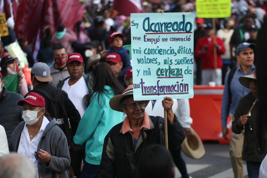  Miles de ciudadanos participan en la marcha convocada por el presidente de la República, Andrés Manuel López Obrador, rumbo al Zócalo capitalino, el 27 de noviembre de 2022. Foto Luis Castillo