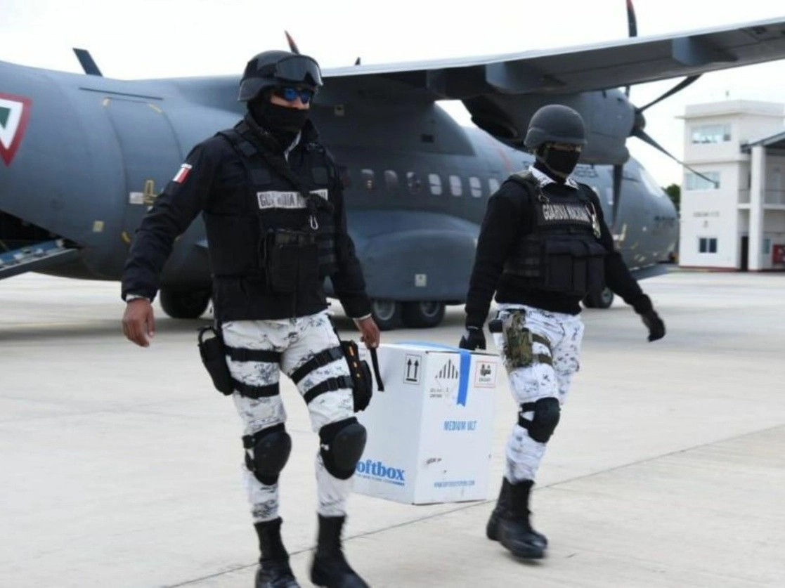 Elementos de la Secretaría de Marina trasladaron el primer lote de vacunas contra el Covid-19 que ayer arribó al Aeropuerto Internacional de Veracruz Heriberto Jara Corona. Las dosis, que serán aplicadas a personal del sector salud, fueron llevadas a la base militar La Boticaria y a la base aeronaval. Foto Sergio Hernández Vega