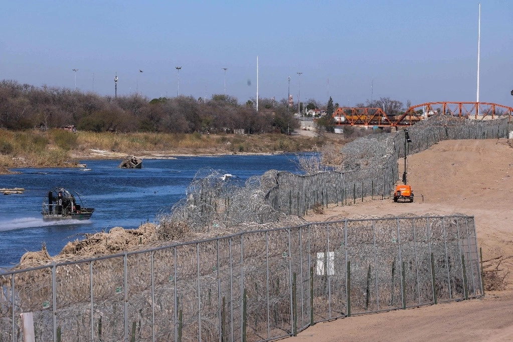 Oficiales fronterizos de Estados Unidos patrullan en Eagle Pass, Texas, el 24 de enero de 2025. Foto Afp
