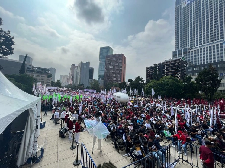 Cientos de personas acuden al evento 'Claudia Fest', encabezado por la morenista Claudia Sheinbaum, en el Monumento a la Revolución, donde los asistentes disfrutan del ambiente con música y arte, en la Ciudad de México, el 26 de agosto de 2023. Foto José Antonio López