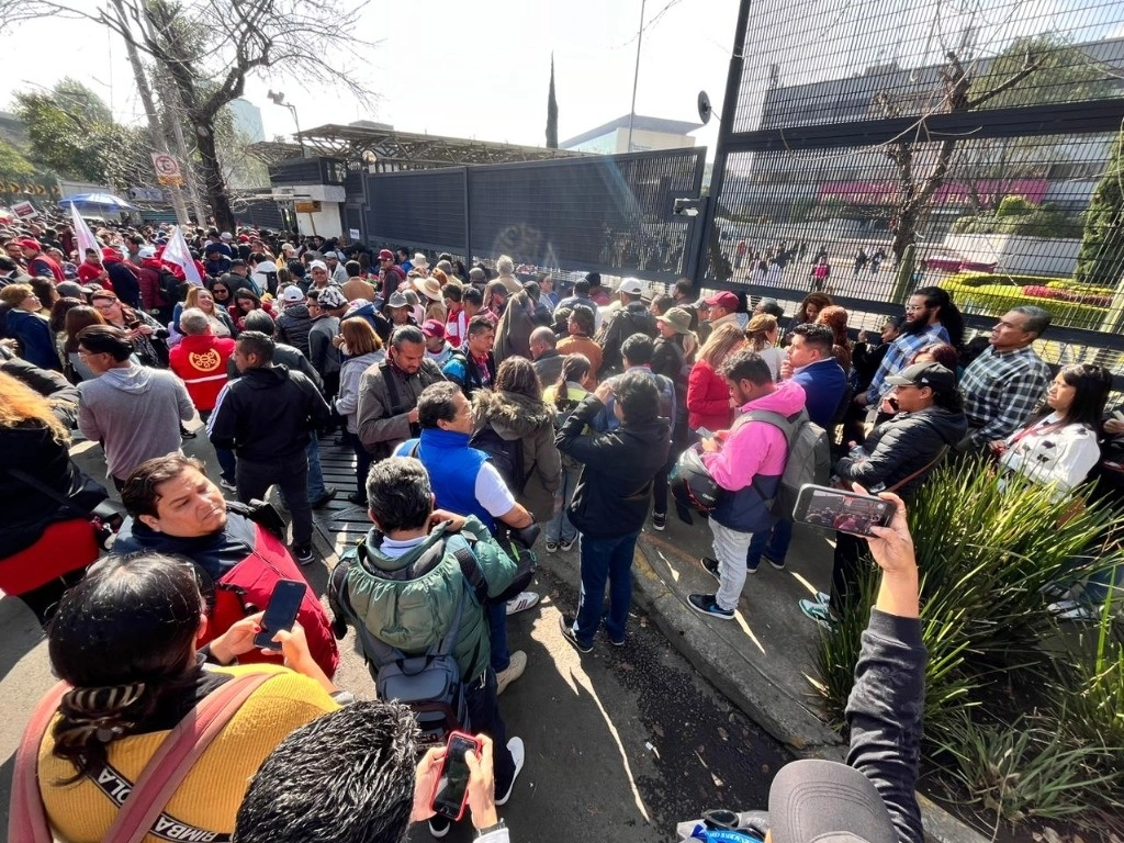 Simpatizantes de Claudia Sheinbaum afuera de la sede del Instituto Nacional Electoral, al sur de la Ciudad de México, donde la morenista se registra como candidata presidencial de Morena, el 18 de febrero de 2024. Foto Marco Peláez