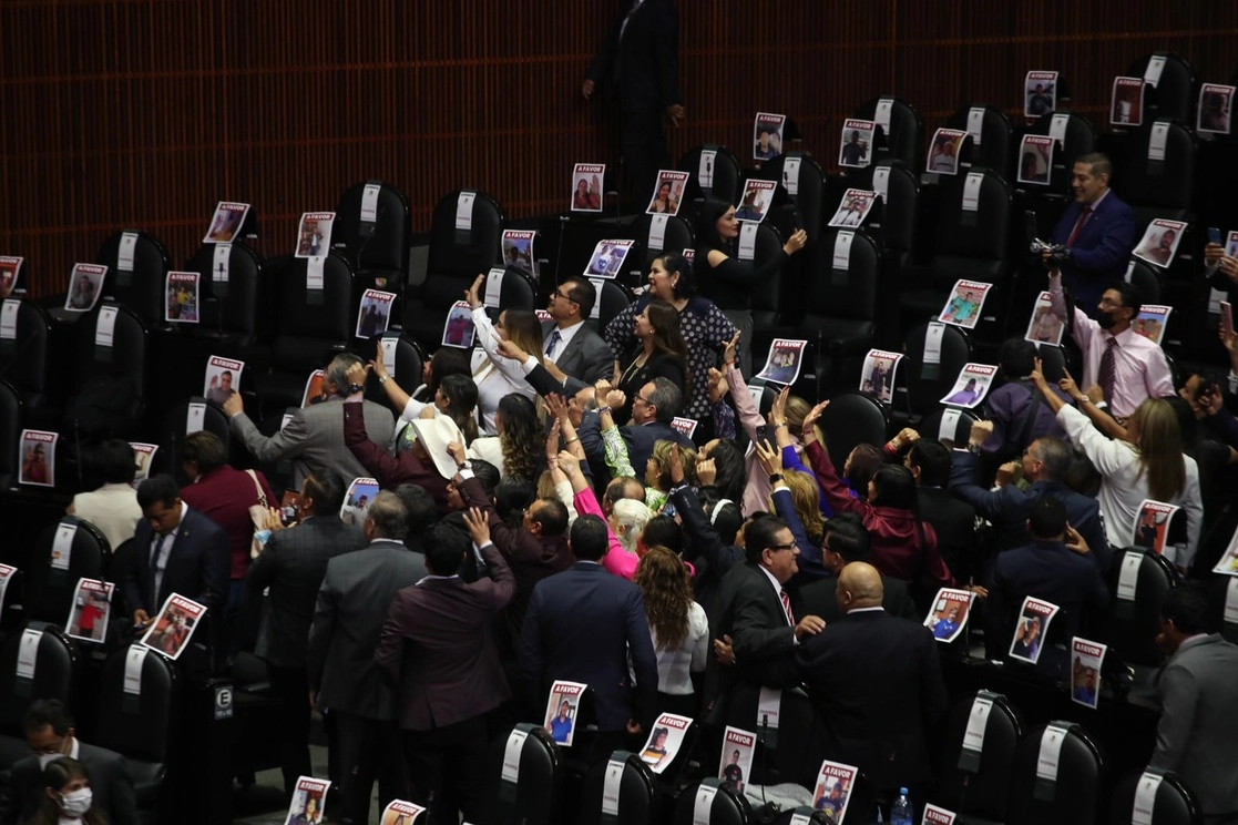 Partidos políticos se alistan con pancartas y se reúnen con sus representantes de partido en el salón de plenos, previo a la sesión de Congreso en la Cámara de Diputados este domingo. Foto Luis Castillo