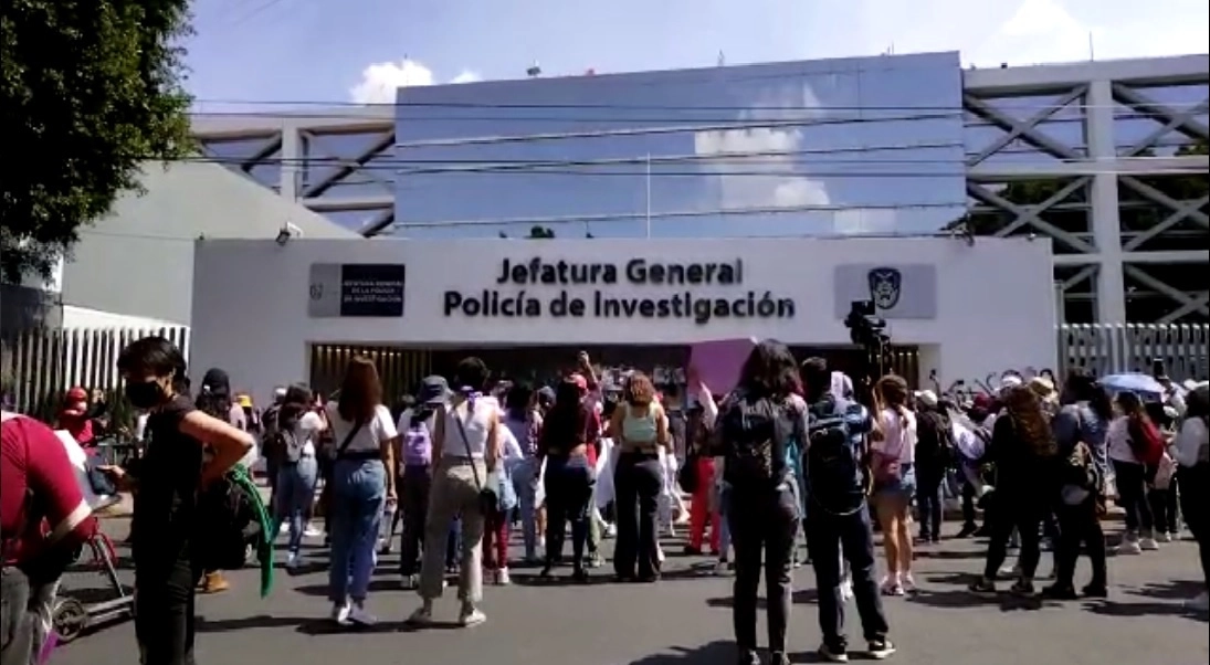 Las manifestantes llegaron alrededor de las 15 horas a la FGJ, después de una caminata desde el Monumento de la Revolución. Foto Jorge Ángel Pablo García