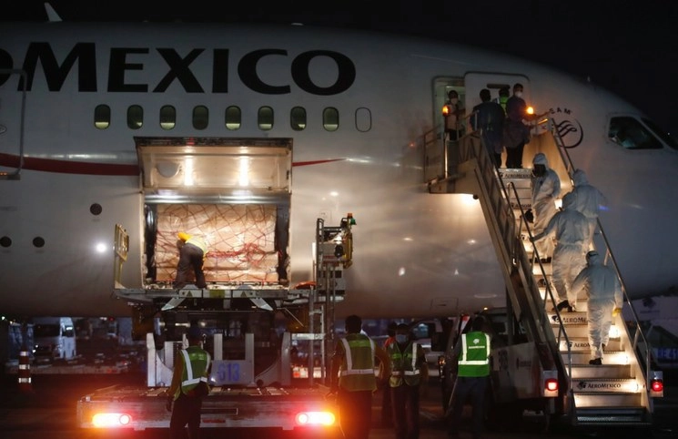 Descarga del embarque proveniente de China con insumos médicos que llegó este sábado. Foto Víctor Camacho