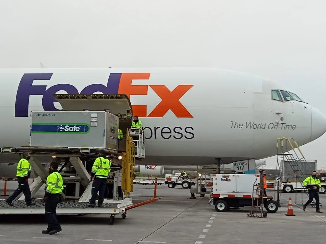 Un nuevo embarque con 3.4 millones de dosis de la vacuna contra el Covid-19 de AstraZeneca arribaron al Aeropuerto Internacional de la Ciudad de México, el 19 de octubre de 2021. Foto cortesía de la SRE