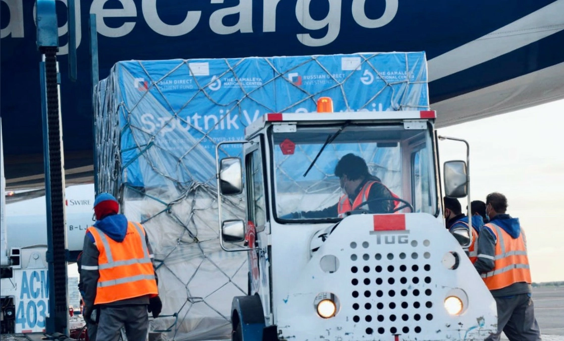 Hoy llegó al AICM un vuelo procedente de Moscú, Rusia, con dos millones 500 mil vacunas Sputnik V contra el coronavirus. Foto tomada del Twitter @Birmex