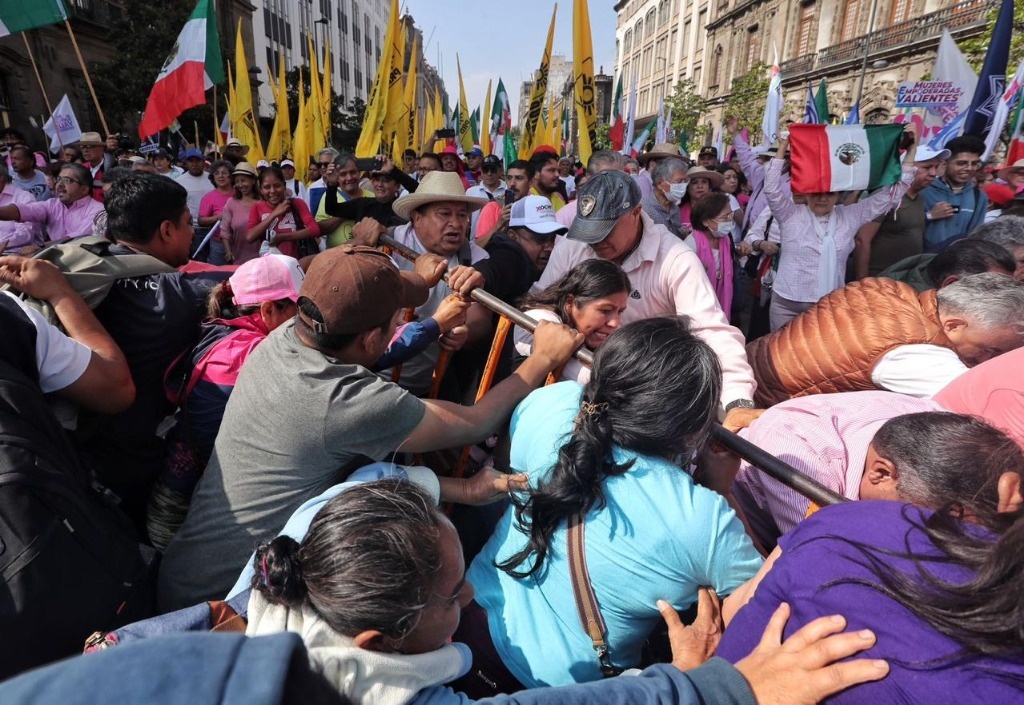 ‘Pink Tide’ insults academics;  asks to take away CNTE from the Zócalo