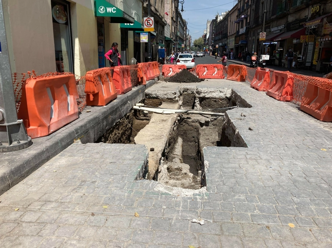 Obras públicas que se llevaron a cabo en la calle de Isabel la Católica que provocó la suspensión del servicio de agua en esa zona. Foto Bertha Teresa Ramirez /Archivo