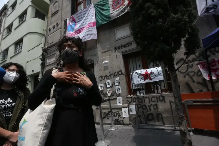 Integrantes de colectivos feministas permanecen dentro de las instalaciones de la Comisión Nacional de los Derechos Humanos, en el Centro Histórico de la CIudad de México. Foto Yazmín Ortega Cortés