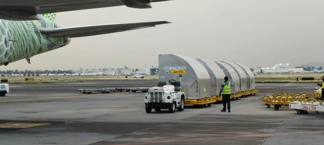 Las dosis llegaron Aeropuerto Internacional de la Ciudad de México “Benito Juárez”, procedentes de Cincinnati, Estados Unidos. Imagen tomada del Twitter @Birmex