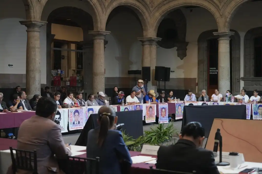 La virtual presidenta electa, Claudia Sheinbaum, al centro, de espaldas, durante la reunión con familiares de los 43. Foto: X @Claudiashein