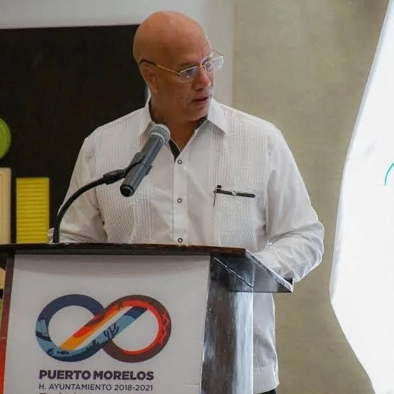 El secretario de desarrollo urbano y ecología municipal, Tirso Esquivel Ávila durante el anuncio. Foto La Jornada
