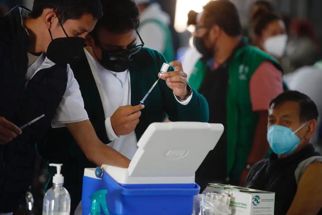 Enfermeros preparan la vacuna rusa contra Covid-19, Sputnik V, para aplicarlas a adultos mayores en el Palacio de los Deportes, alcaldía Iztacalco, Ciudad de México, 24 de febrero de 2021. Foto Cristina Rodríguez
