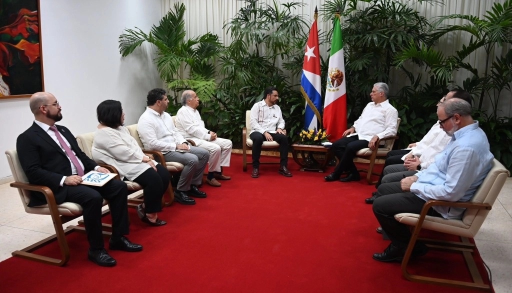 El presidente de Cuba, Miguel Díaz-Canel recibió en La Habana a una comitiva mexicana encabezada por Zoé Robledo, director general del IMSS. Foto Tomada de X @DiazCanelB