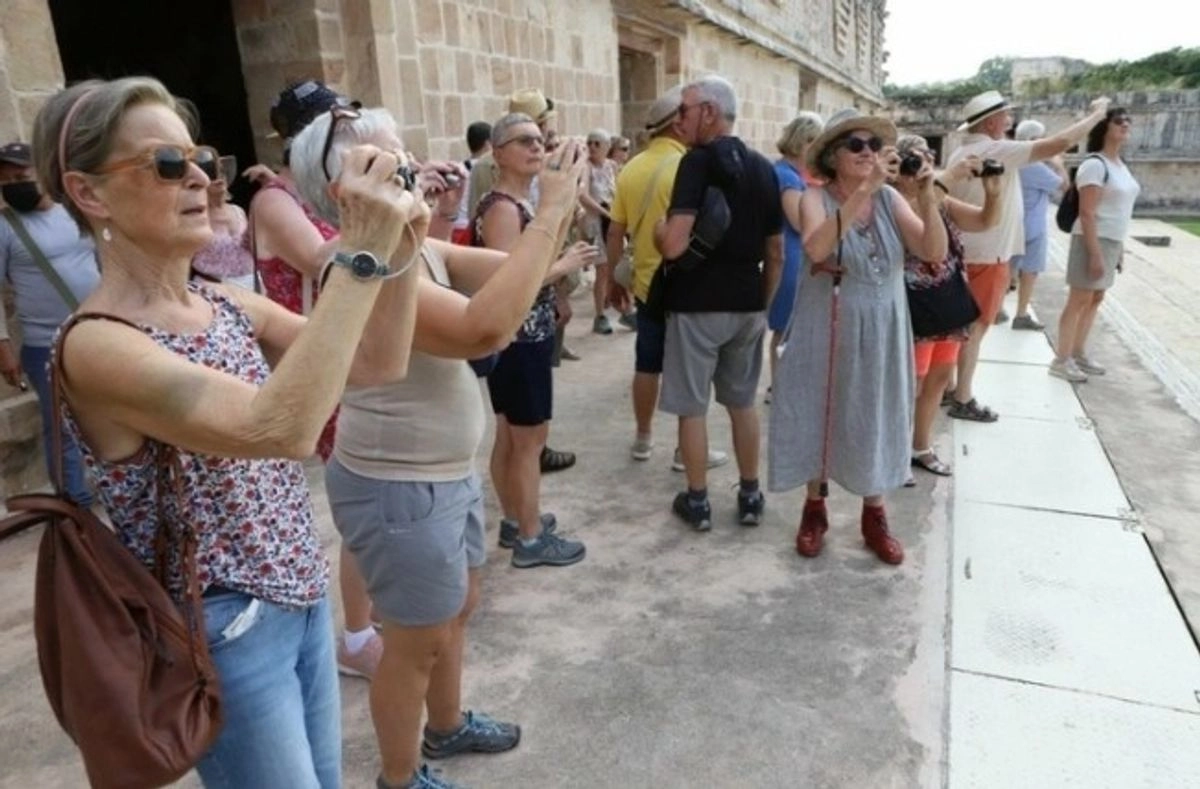 Turistas extranjeros visitan la zona arqueológica de Uxmal, en Yucatán. 
