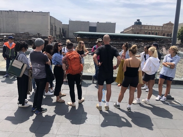 Turistas recorren el Centro Histórico de la Ciudad de México. Foto Luis Castillo / Archivo