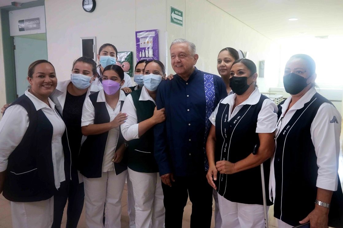 El mandatario acudió a Rosamorada a supervisar los avances del programa IMSS-Bienestar. Foto Presidencia




