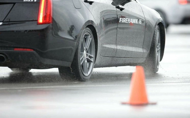 Mantener el vehículo en buen estado es de suma importancia para garantizar su buen desempeño aún sobre superficies mojadas. Foto cortesía Bridgestone. 